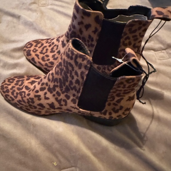 New size 7.5 animal print boots - Picture 2 of 5